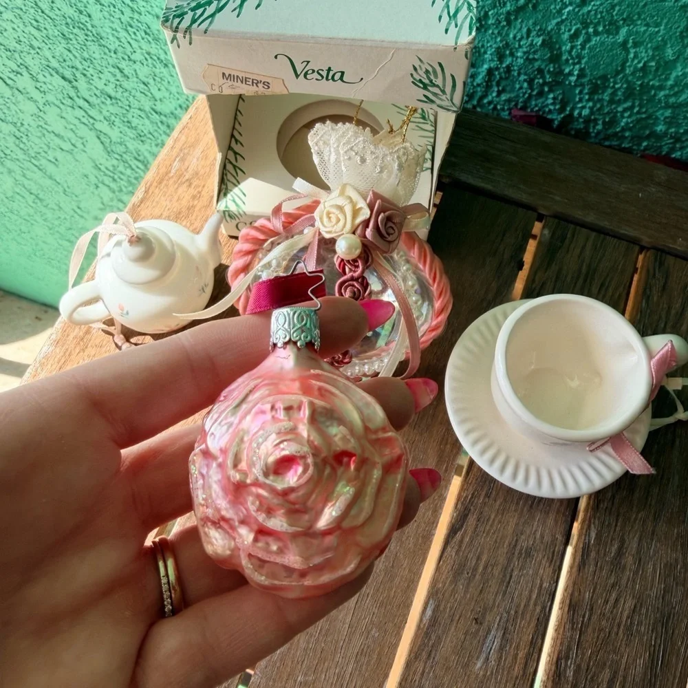 Bundle of 4 Pink and White ornaments
